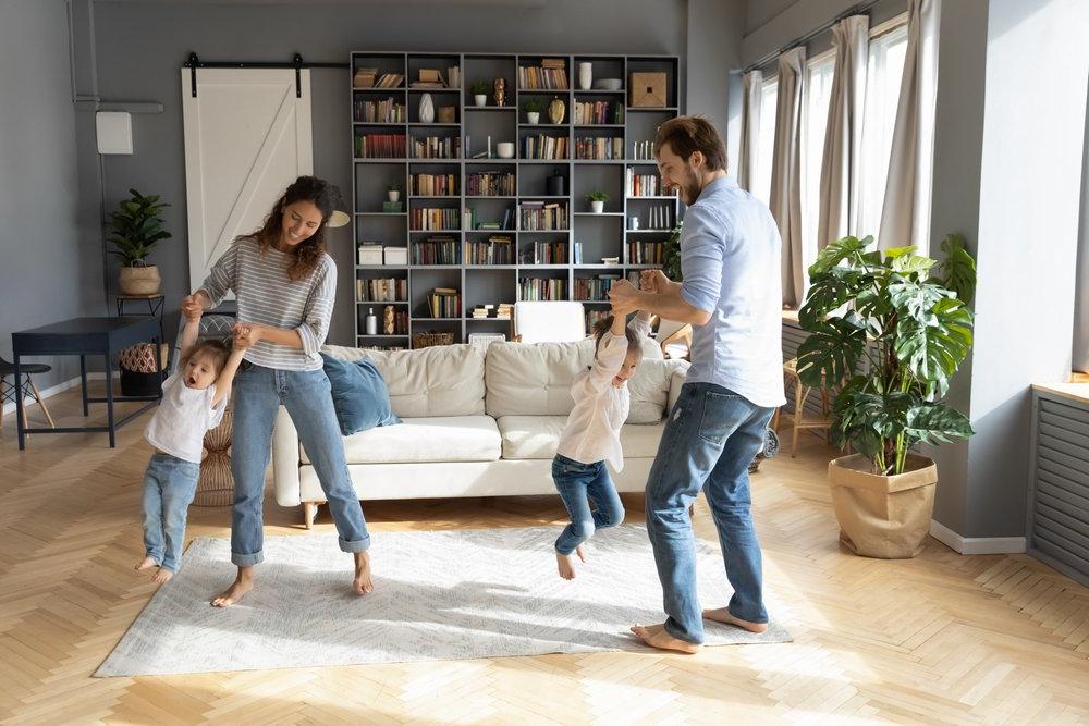 一家人在家里呼吸着干净的室内空气，在客厅里玩耍